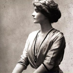 Coco Chanel photos - Young Chanel pictures - coco chanel 1910.jpg